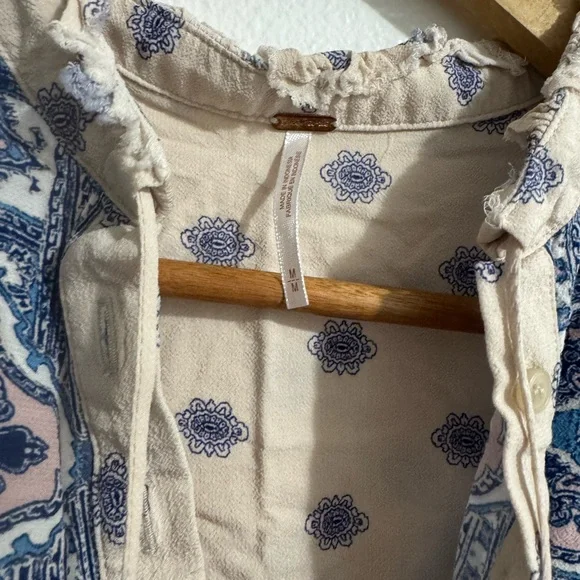 Free People Women’s Paisley Print Button-Up Shirt Medium Blue and Ivory boho - Picture 2 of 5